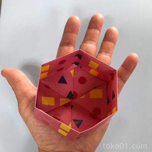 折り紙で作るおしゃれで可愛い六角形の箱 折り紙2枚で作ります 5人
